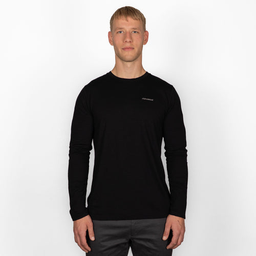 model wearing black merino wool longsleeve from front